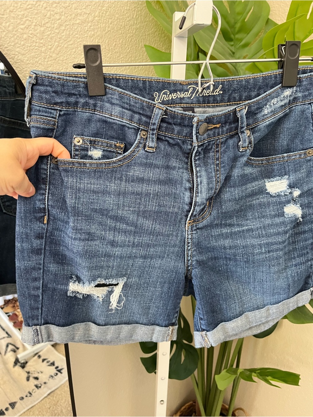Universal Thread Women's Dark Blue Distressed Denim Shorts Size 8/29 | Mid Rise - Picture 4 of 5